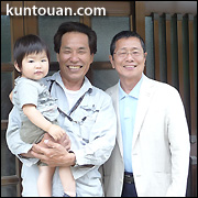 嘉兵衛本舗の前で代表の森田正次さんとお孫さんと私の記念写真